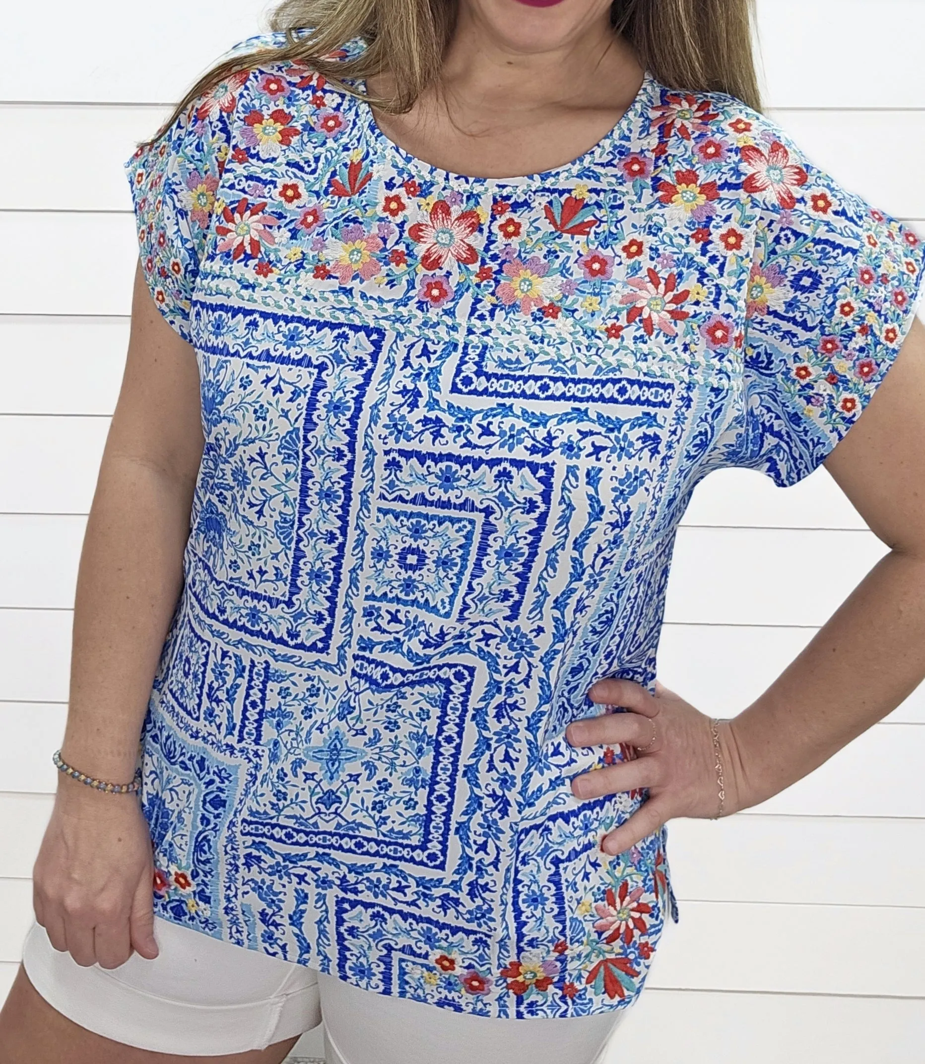 BLUE PRINTED WOVEN TOP W/ FLORAL EMBROIERED DETAIL