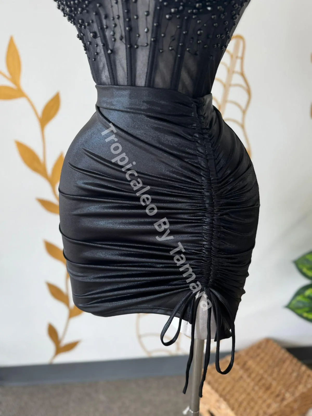 Bright Black Ruched Mini Skirt (falda)