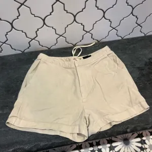 Crazy cute khaki shorts.