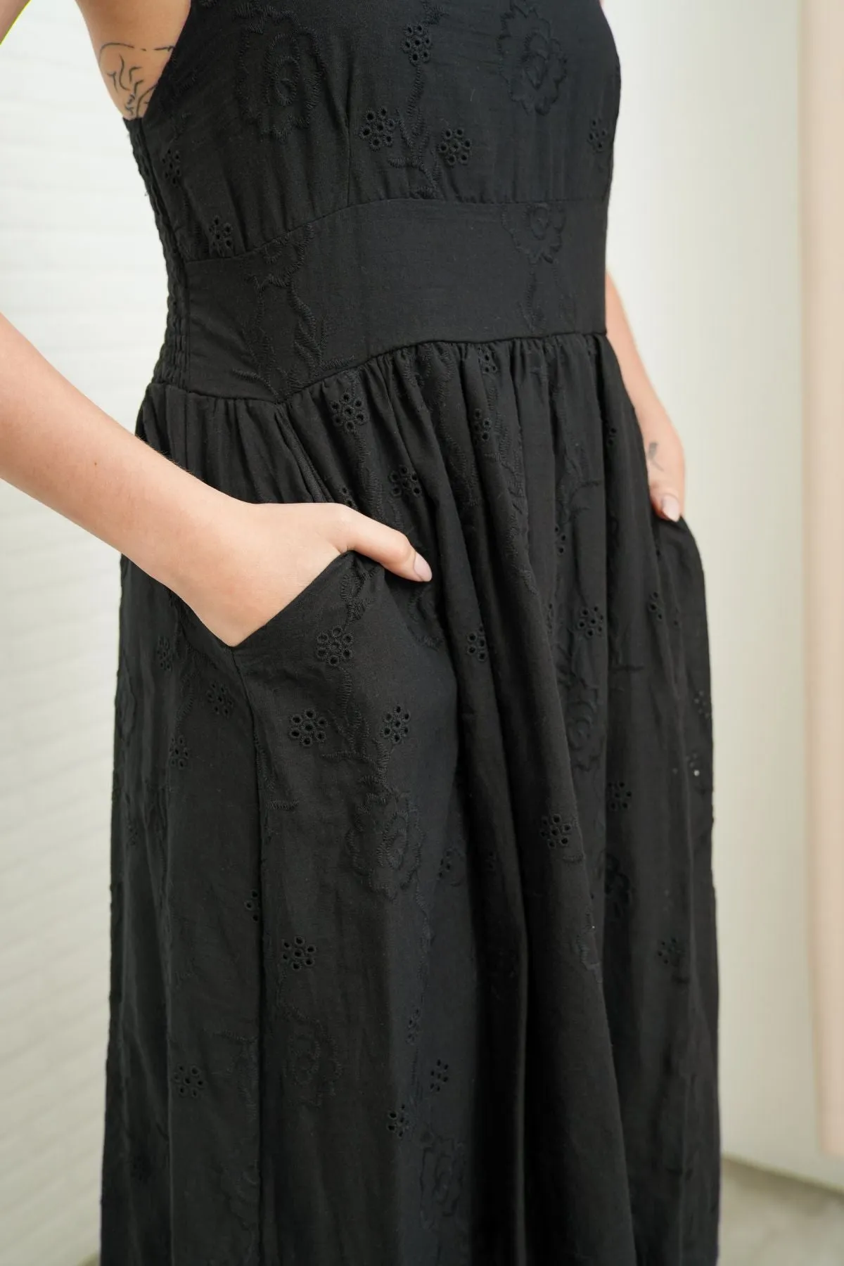 SOLEIL Sleeveless Eyelet Midi Dress (Black)