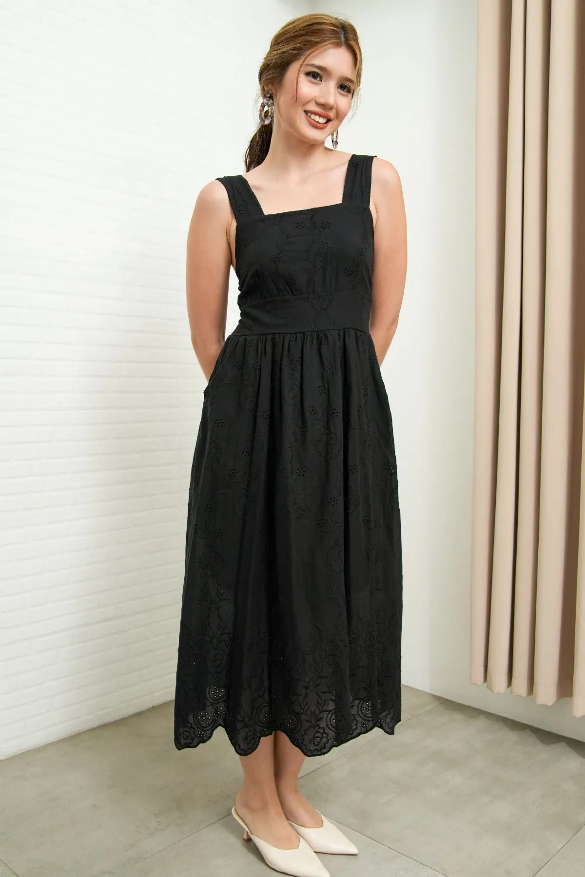 SOLEIL Sleeveless Eyelet Midi Dress (Black)