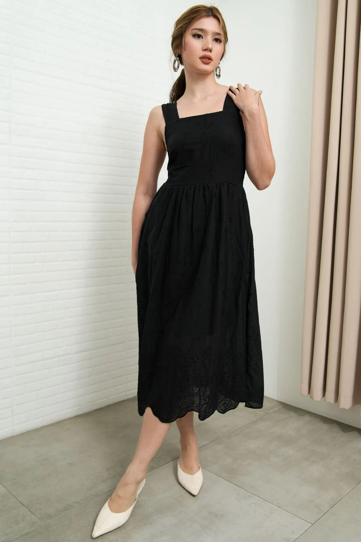 SOLEIL Sleeveless Eyelet Midi Dress (Black)